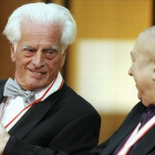 Frei Otto, a la izquierda, junto al escultor Christian Boltanski, en la entrega de un premio en Tokio en el 2006.-Foto: AFP / TOSHIFUMI KITAMURA