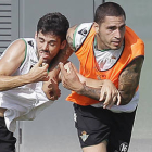 Braian Rodríguez, con peto naranja, en un entrenamiento con el Betis. / Estadio Deportivo-