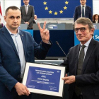 Oleg Sentsov recibe el Premio Sajarov de manos del presidente del Parlamento Europeo, David Sassoli.-EFE EPA / PATRICK SEEGER