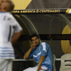 Luis Suárez, enfadado en el banquillo, durante el Uruguay-Venezuela.-DON EMMERT