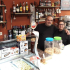 Miguel Ángel y Amalia, en el bar del centro social de Cubo.-HDS