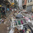Destrozos en una calle tras el paso del tifón Hato en Macao.-EFE / ANTONIO MIL-HOMENS