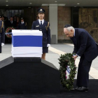 El presidente israelí Shimon Peres rinde tributo al exprimer ministro fallecido el sábado.-GALI TIBBON / AFP