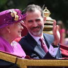 El Rey Felipe VI y la Reina Isabel II en un carruaje durante la ceremonia de bienvenida por el centro de Londres-AFP / CHRIS J RATCLIFFE
