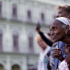 Una mujer espera la llegada del presidente Obama, al Gran Teatro de la Habana Alicia Alonso.-REUTERS / UESLEI MARCELINO