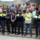Agentes de los Mossos se han retirado, con lágrimas en los ojos, de un colegio electoral en Vielha.-MARTA LLUVICH/ACN