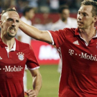 Franck Ribéry, a la izquierda, celebra un gol ante el Milan en el amistoso de este jueves en Chicago.-EFE / JOHN GRESS
