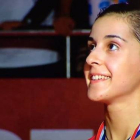 Carolina Marín recibe la medalla de campeona mientras suena el himno franquista.-EL PERIÓDICO
