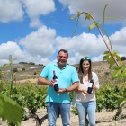 Emilio Lubiano y Mónica Peñas posan en una viña con una botella de cada uno de los vinos que elaboran-M.T.