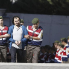 Soldados turcos escoltan a los 47 acusados de planificar el asesinato de Erdogan, antes de su juicio en Mungla (Turquía), el 4 de octubre-EFE / MUSTAFA CIFTCI