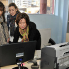 Pilar Sánchez Barreiro, Rita López y Marisa de Gregorio, en las instalaciones del centro Bécquer. / VALENTÍN GUISANDE-