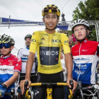 Egan Bernal posa con dos niños en el Critérium holandés Acht van Chaam.-VINCENT JANNINK / ANP / AFP