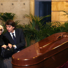 El alcalde, Carlos Martínez, junto a la viuda del compositor, ayer en la capilla ardiente. /ICAL-