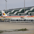 Aviones de Iberia en el aeropuerto de El Prat.-Arnau Bach