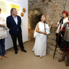 El alcalde de León, Antonio Silván, asiste a la representación de las visitas teatralizadas en la Casona de Puerta Castillo acompañado de la concejala de Cultura, Patrimonio y Turismo, Margarita Torres-Ical