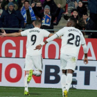 Benzema y Vinicius celebran un gol del Madrid.-EFE