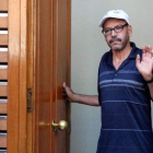 El padre de Mohamed Aallaa, Brahim Aallaa, sale del edificio de Ripoll donde vive la familia. Su hijo fue liberado por orden de la Audiencia Nacional.-GEMMA TUBERT / ACN