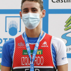 Alfonso Izquierdo posa con su flamante medalla de bronce lograda ayer en el Nacional de Soria. MARIO TEJEDOR