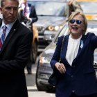 La candidata Clinton en una calle de Nueva York, este domingo.-CRAIG RUTTLE / AP