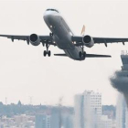 Un avión despega del Aeropuerto Adolfo Suárez Barajas de Madrid.-REUTERS