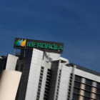 El logo de Iberdrola, visto desde la sede central de la compañía energética en Madrid.-SUSANA VERA (REUTERS)