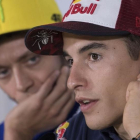 Valentino Rossi escucha hoy a Marc Márquez, en Misano.-MIRCO LAZZARI