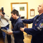 Rui Pinto, esposado, en la entrada a un juzgado de Budapest.-AFP