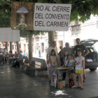 Recogida de firmas y pancarta en la plaza Mayor de El Burgo. / JAVIER NICOLÁS-
