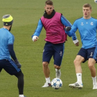 Kroos, junto a Ramos e Isco en un entrenamiento del Madrid.-JUAN MANUEL PRAS