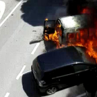 El coche en llamas en la travesía de San Leonardo-D.S.