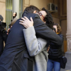 El emotivo abrazo entre Carles Mundó y Marta Rovira en la prisión de la Model.-ALBERT BERTRAN