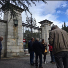 Turistas esperan a la puerta del Valle de los Caídos.-JOSÉ LUIS ROCA
