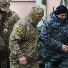 Militar ruso conduce a uno de los marineros detenidos-AFP