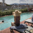 Clientes en la piscina situada en la azotea del Hotel Palace, en Barcelona.-FERRAN NADEU