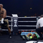 El boxeador Louis Adolphe da vueltas por el ring tras noquear a traición a Nathan McIntosh, atendido por el árbitro en la lona.-RUETERS / ANDREW COULDRIDGE