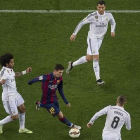 Messi conduce el balón en el último clásico, rodeado de Cristiano, Marcelo y Kroos.-JORDI COTRINA