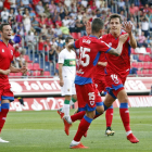 Guillermo celebra el 1-0 con Oyarzun después de transformar el penalti del que fue protagonista ante Neyder.-Mario Tejedor