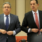 Juan Ignacio Zoido,  ministro de Interior,  junto a Rafael Merino,  durante la comparecencia en la comisión de Interior sobre asesinatos de violencia machista.-JOSÉ LUIS ROCA