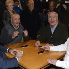 El presidente del Gobierno, Mariano Rajoy, junto a sus compañeros de juego en el Hogar del Pensionista, tras su intervención hoy en un mitin en la localidad vallisoletana de Olmedo.-EFE/Nacho Gallego
