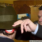 Sobreros y orejeras son los más demandados estos días para combatir el frío en la cabeza. / VALENTÍN GUISANDE-