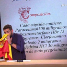 Imagen del polémico sketch de Dani Mateo en El Intermedio en el que se suena con la bandera.-EL PERIÓDICO