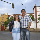 Mª José y José Antonio, junto a la plaza de toros.-VALENTÍN GUISANDE