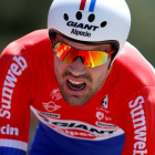 El ciclista holandés Tom Dumoulin, del equipo Giant Alpecin, cruza la línea de meta tras participar en la 13ª etapa del Tour de Francia en La Caverne du Pont-d'Arc.-EFE/Yoan Valat