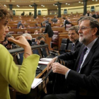 Dolors Montserrat y Mariano Rajoy, al inicio de la sesión de control al Gobierno.-JOSÉ LUIS ROCA