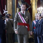 El Rey pasa junto al presidente en funciones, Mariano Rajoy, y otros miembros del Gobierno, este miércoles durante la Pascua Militar.-POOL