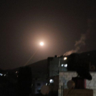 Misil lanzado desde la defensa siria responde en Damasco el ataque de EEUU, Reino Unido y Francia.-EFE / YOUSSEF BADAWI