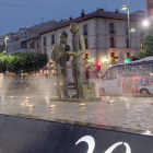 Estatua de El Caminante, en la plaza de Mariano Granados. / VALENTÍN GUISANDE-