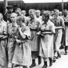 Presas usadas como trabajadoras esclavas en Auschwitz para la empresa I.G. Farben.-MUSEO DEL HOLOCAUSTO DE EEUU