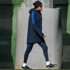 Luis Enrique entra en la ciudad deportiva para dirigir el entrenamiento del Barça antes de recibir al Atlético en la Copa.-JORDI COTRINA