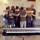 Imagen del programa de TVE-1 'OT: el reencuentro', con todos los 'triunfitos' fundidos en un abrazo.-TVE